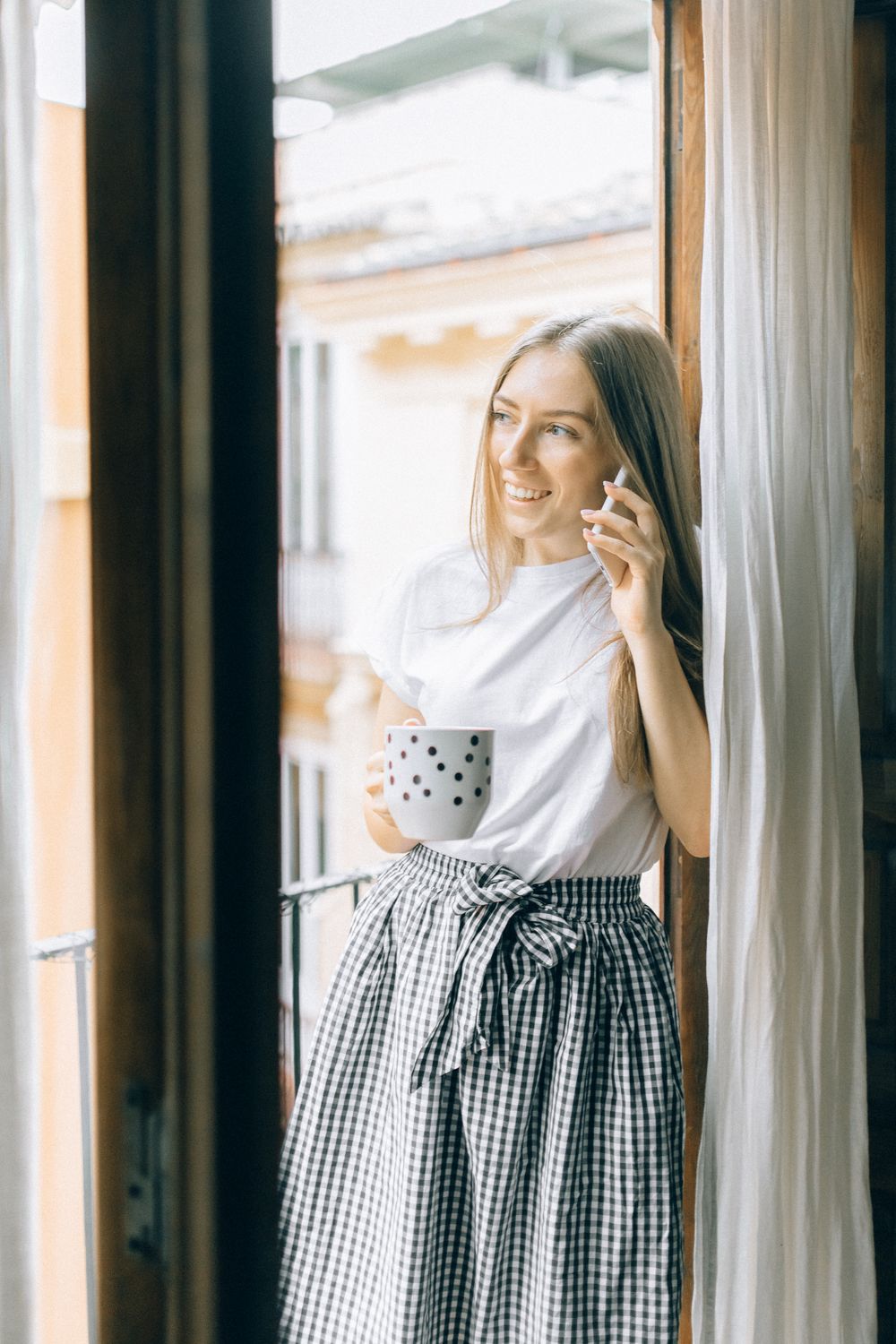 Dimineață liniștită: verifici pe telefon unde e mașina, cu cafeaua în mână